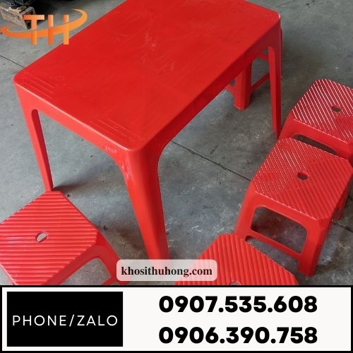 Bàn nhựa chữ nhật màu xanh đỏ