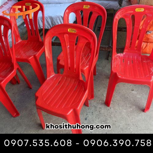 Ghế nhựa tựa lưng màu đỏ bền đẹp