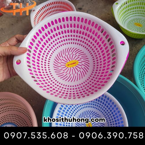 Bộ thau rổ có nhiều màu sắc khác nhau