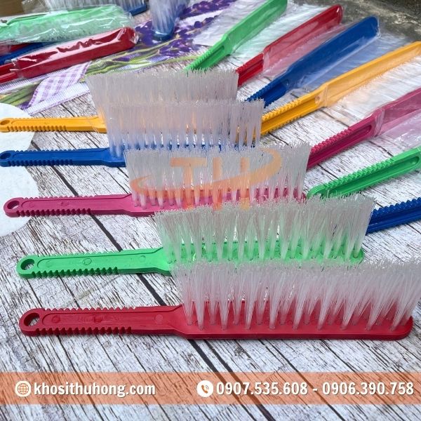 Bàn chải có tay cầm chắc chắn và lông cước dẻo dai Bàn chải có tay cầm chắc chắn và lông cước dẻo dai