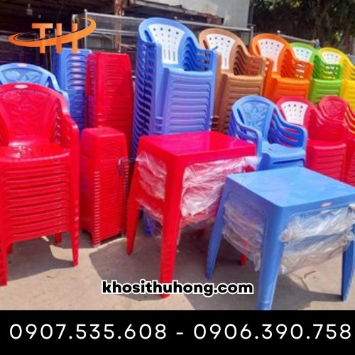 Bàn ghế nhựa có nhiều màu sắc