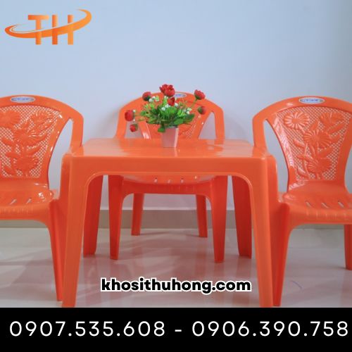 Bàn ghế nhựa màu cam