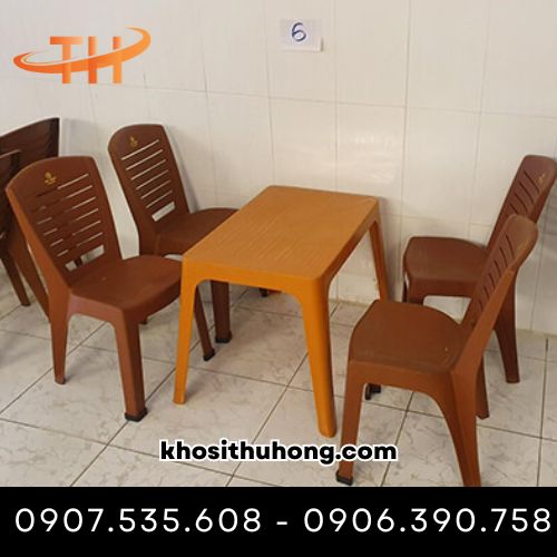Bàn ghế nhựa màu nâu