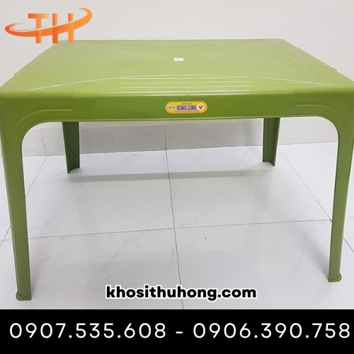 Bàn nhựa màu xanh lá