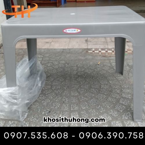 Bàn nhựa hỗ trợ việc ăn uống