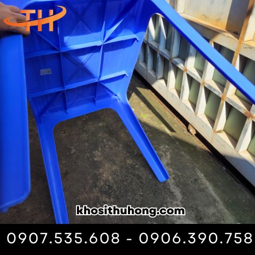 Bàn nhựa chữ nhật màu xanh dương, bóng loáng, dễ vệ sinh