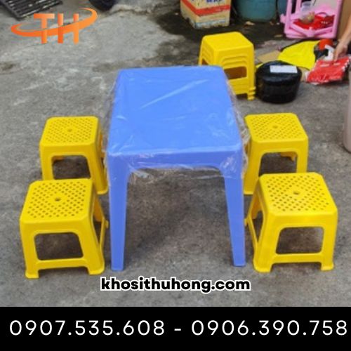 Bàn nhựa phù hợp với 4 người ngồi