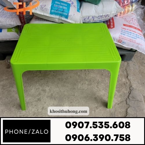 Bàn nhựa xanh lá chuối