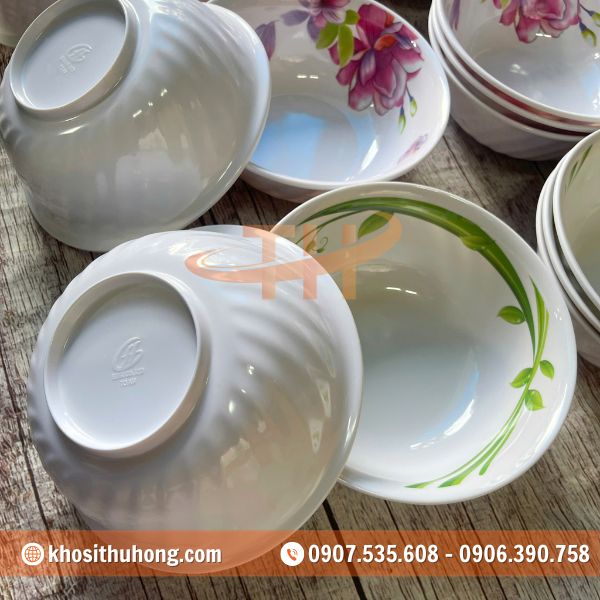 Bề mặt của tô nhựa melamine nhẵn bóng, khó bám dầu mỡ Bề mặt của tô nhựa melamine nhẵn bóng, khó bám dầu mỡ