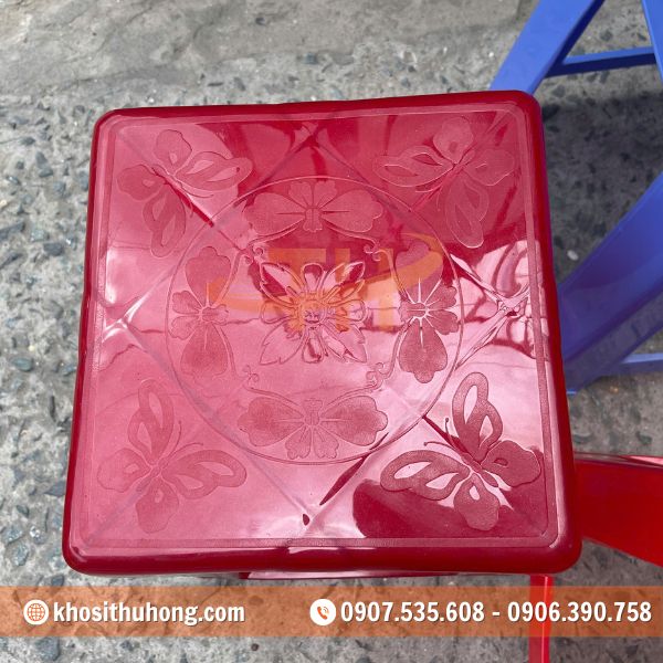 Bề mặt ghế được in hoa văn nổi bật Bề mặt ghế được in hoa văn nổi bật