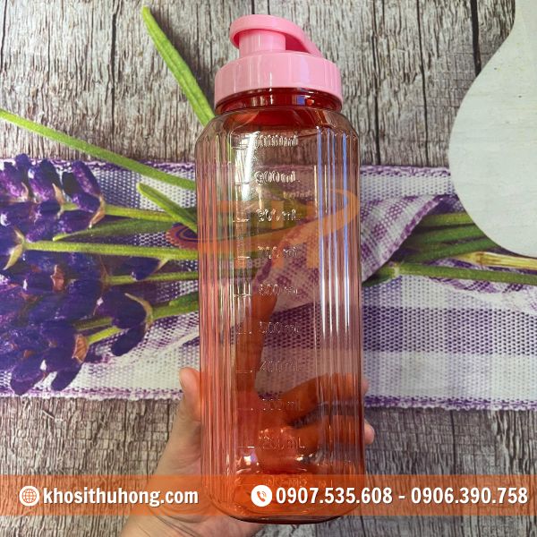 Bình có thiết kế vuông vức gọn gàng Bình có thiết kế vuông vức gọn gàng