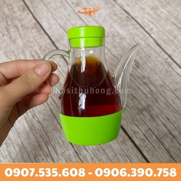 Bình nước mắm với thiết kế nhỏ gọn, có tay cầm chắc chắn Bình nước mắm với thiết kế nhỏ gọn, có tay cầm chắc chắn