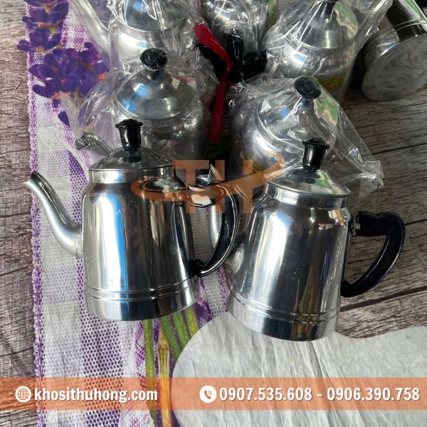 Bình trà nhôm là vật dụng quốc dân ở gia đình, quán ăn Bình trà nhôm là vật dụng quốc dân ở gia đình, quán ăn