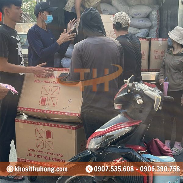 Bóc vác cẩn thận, nhân viên kiểm đếm kĩ lưỡng trước khi lên xe Bóc vác cẩn thận, nhân viên kiểm đếm kĩ lưỡng trước khi lên xe