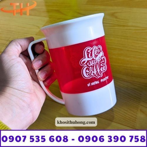 ca nhựa uống nước