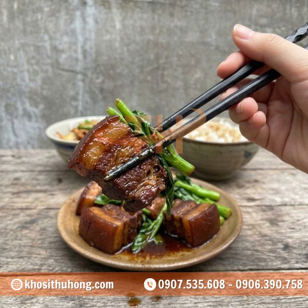 Các rãnh răng cưa ở đầu đũa giúp gắp thức ăn dễ dàng và chắc chắn hơn Các rãnh răng cưa ở đầu đũa giúp gắp thức ăn dễ dàng và chắc chắn hơn