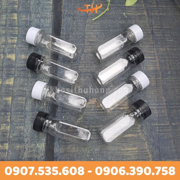 Ngoài chai nhựa tròn thì còn có dạng hình vuông Ngoài chai nhựa tròn thì còn có dạng hình vuông