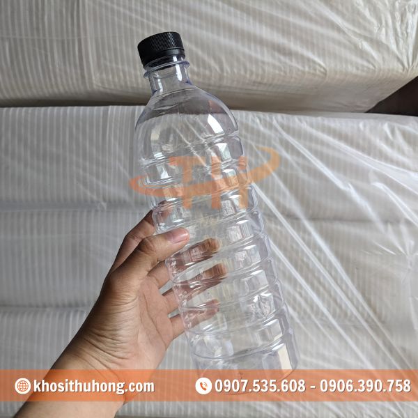 CHai nhựa PET 1 lít với thiết kế hình trụ xoắn độc đáo CHai nhựa PET 1 lít với thiết kế hình trụ xoắn độc đáo