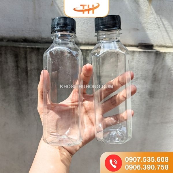 Chai nhựa vuông nắp đen có nhiều kích cỡ đa dạng Chai nhựa vuông nắp đen có nhiều kích cỡ đa dạng