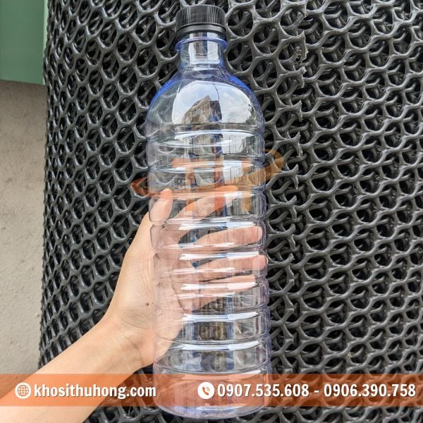 Chai nhựa xoắn 1 lít được thiết kế gồm các đường gân xoắn quanh thân chai Chai nhựa xoắn 1 lít được thiết kế gồm các đường gân xoắn quanh thân chai