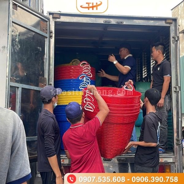 Chất cần xé lên xe chuẩn bị giao Chất cần xé lên xe chuẩn bị giao