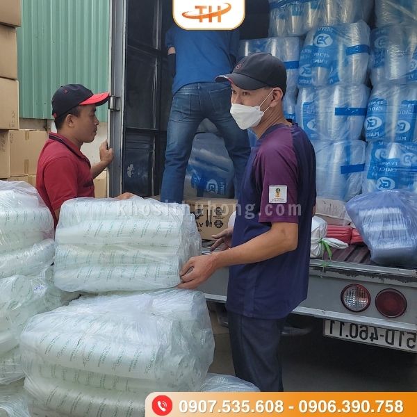 Chất hàng lên xe giao hàng cho khách Chất hàng lên xe giao hàng cho khách