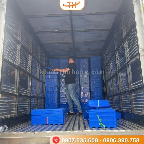Chất hàng lên xe vận chuyển cho khách Chất hàng lên xe vận chuyển cho khách