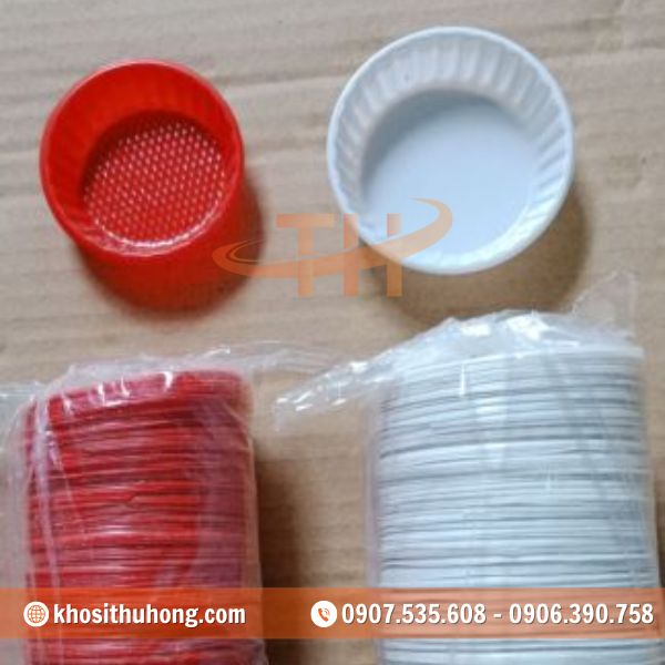 Chén nhựa trắng hoặc đỏ phổ biến đựng các món đồ chấm Chén nhựa trắng hoặc đỏ phổ biến đựng các món đồ chấm