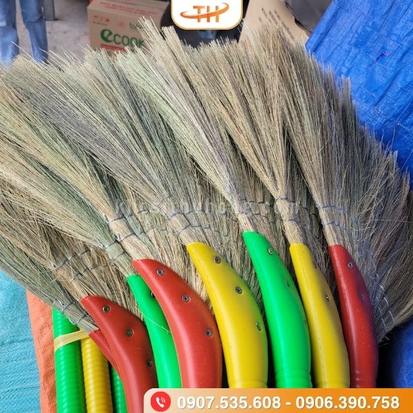 Chổi cỏ với nhiều màu sắc đa dạng Chổi cỏ với nhiều màu sắc đa dạng