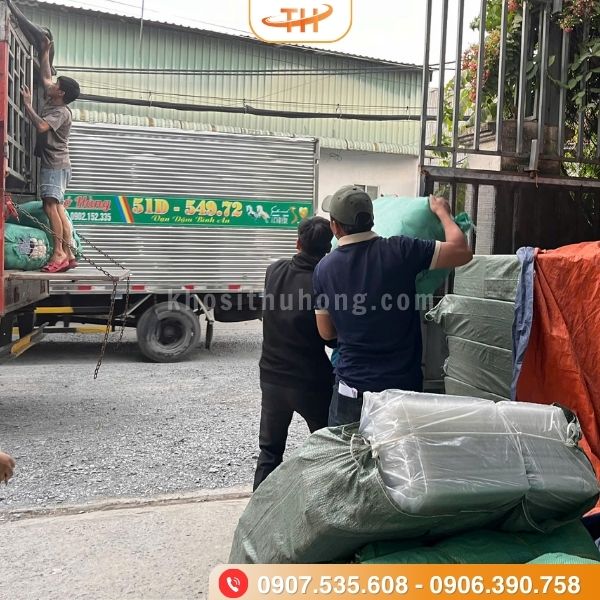 Chuẩn bị hàng lên xe giao cho khách tại kho Thu Hồng Chuẩn bị hàng lên xe giao cho khách tại kho Thu Hồng
