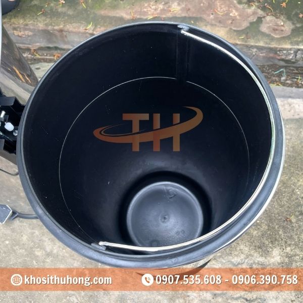 Có thùng nhựa bên trong giúp lấy rác ra dễ dàng Có thùng nhựa bên trong giúp lấy rác ra dễ dàng