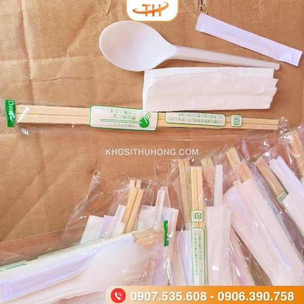 Combo muỗng đũa dùng 1 lần gồm 4 món: Muỗng, đũa, giấy ăn và tăm Combo muỗng đũa dùng 1 lần gồm 4 món: Muỗng, đũa, giấy ăn và tăm