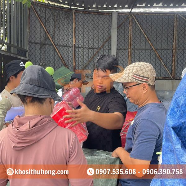 Đội ngũ nhân viên đóng gói cẩn thận và chuẩn bị di chuyển hàng lên xe Đội ngũ nhân viên đóng gói cẩn thận và chuẩn bị di chuyển hàng lên xe