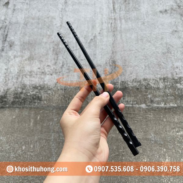 Đũa nhựa đen hay còn gọi là đũa nhựa phíp Đũa nhựa đen hay còn gọi là đũa nhựa phíp