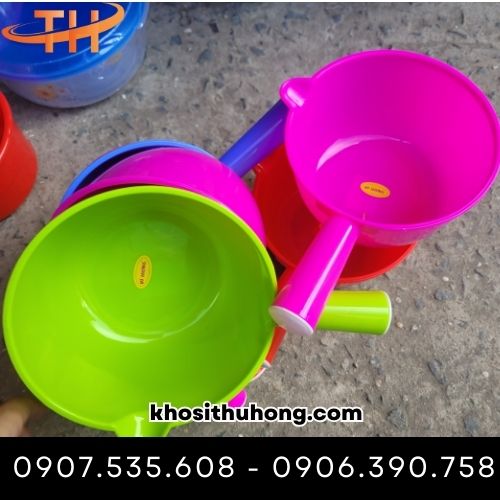 Gáo nhựa múc nước