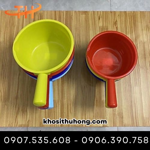 Gáo nhựa có nhiều màu sắc khác nhau