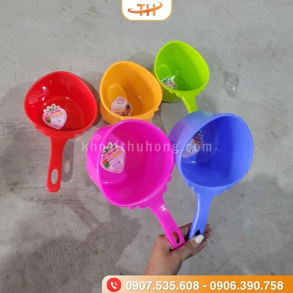 Gáo múc nước trái dâu đa dạng màu sắc tươi sáng Gáo múc nước trái dâu đa dạng màu sắc tươi sáng