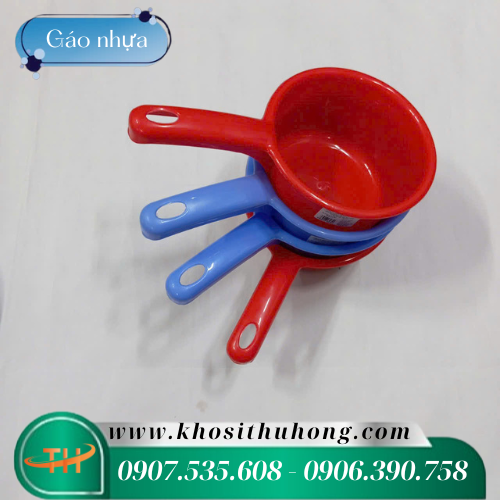 Gáo nhựa múc nước cán dài có lỗ treo