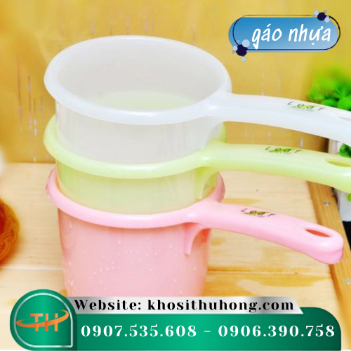 Gáo nhựa múc nước có lỗ treo