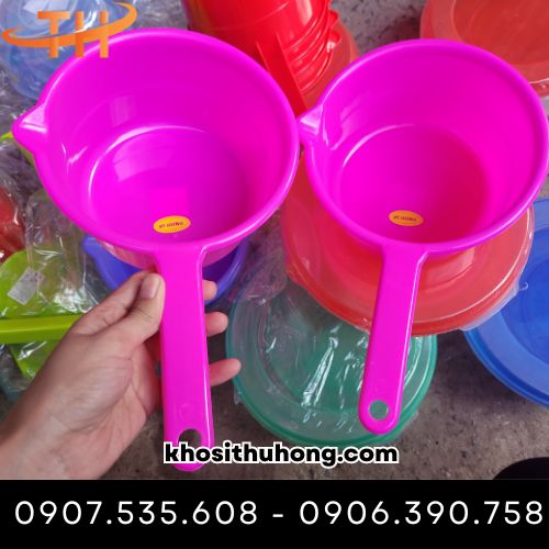 Gáo nhựa múc nước có lỗ móc treo tường