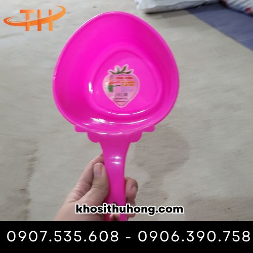 Gáo múc nước màu hồng
