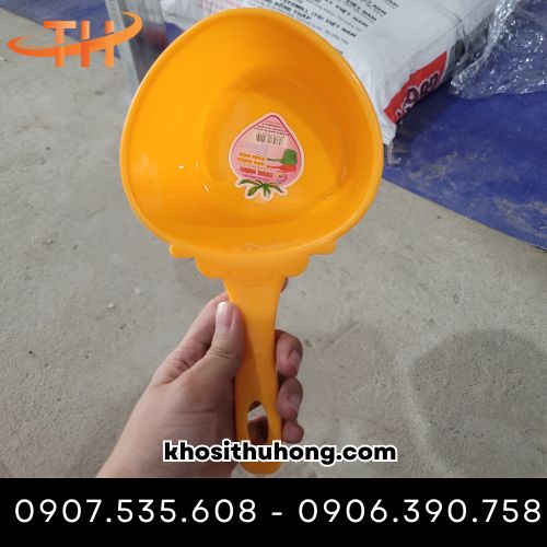 Gáo nhựa múc nước hình trái dâu