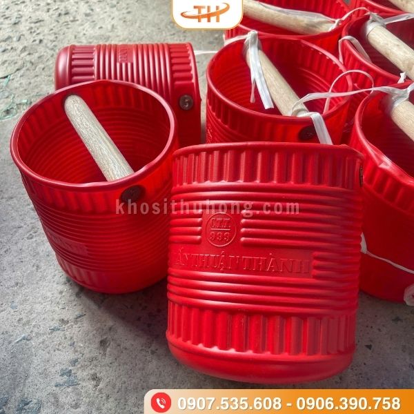 Gàu nước nhựa đỏ cán gỗ gọn nhẹ, dễ thao tác Gàu nước nhựa đỏ cán gỗ gọn nhẹ, dễ thao tác