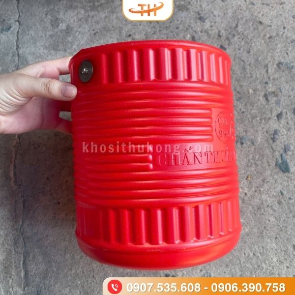 Gàu nước nhựa đỏ cán gỗ múc nước dễ dàng Gàu nước nhựa đỏ cán gỗ múc nước dễ dàng