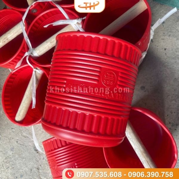 Gàu nước nhựa đỏ cán gỗ tiện lợi trong sinh hoạt Gàu nước nhựa đỏ cán gỗ tiện lợi trong sinh hoạt