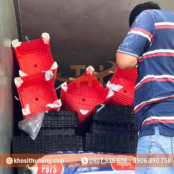 Ghế nhựa được chất lên xe, sẵn sàng giao đến khách hàng Ghế nhựa được chất lên xe, sẵn sàng giao đến khách hàng