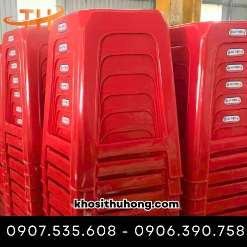Ghế nhựa có nhiều màu sắc