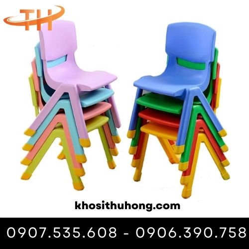 Ghế nhựa có nhiều màu sắc khác nhau