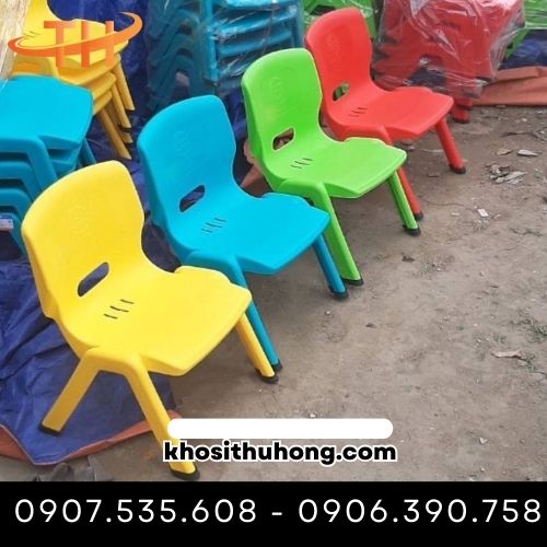 Ghế nhựa có độ chắc chắn, an toàn với trẻ em