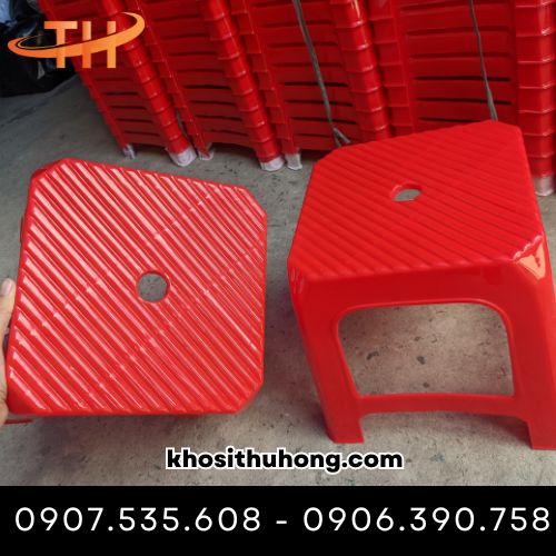 Trung tâm ghế có lỗ tròn giúp tháo gỡ dễ dàng hơn